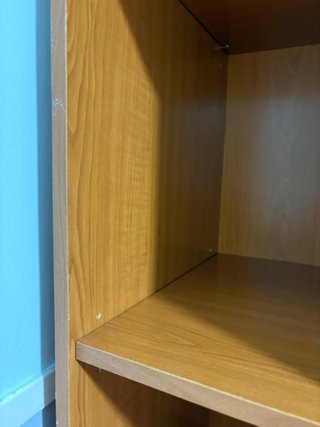 Estantería de madera estrecha