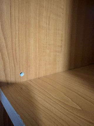 Estantería de madera estrecha