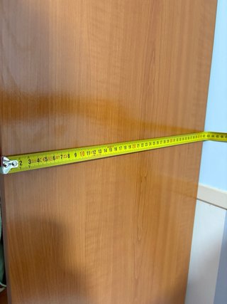Estantería de madera estrecha