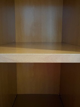 Estantería de madera estrecha