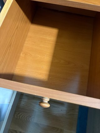 Estantería de madera estrecha