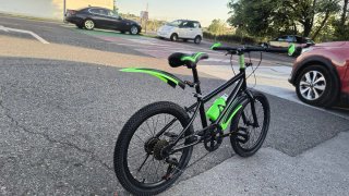 Bicicleta infantil negra y verde