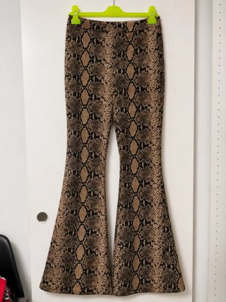 Pantalón estampado serpiente flare
