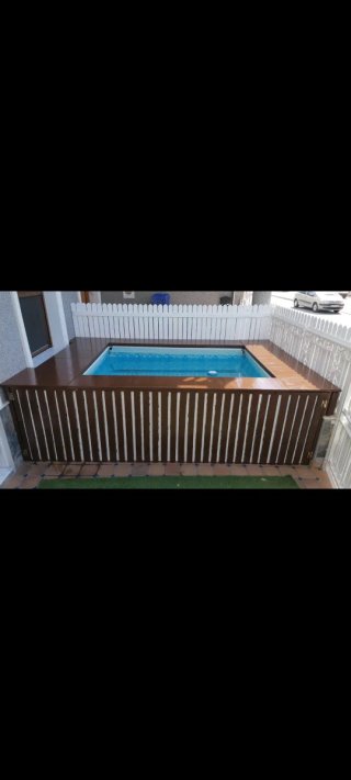 Piscina de madera y plástico