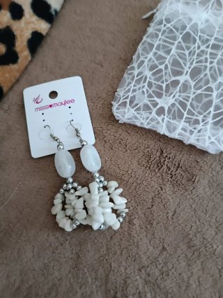 Orecchini pendenti  bianchi e argento