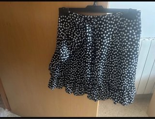 Falda estampada con volantes
