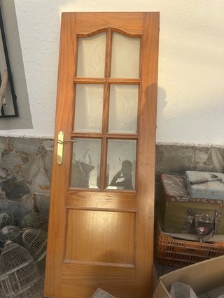 Puerta de madera con cristal