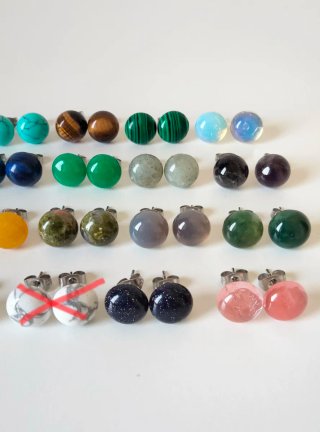 Orecchini in acciaio con cabochon in pietra donna