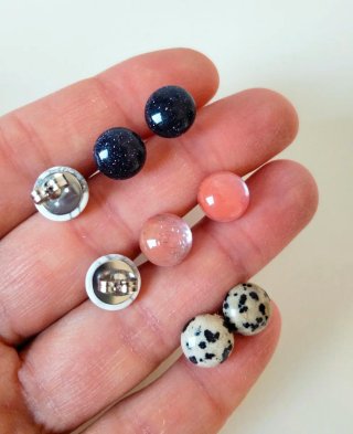 Orecchini in acciaio con cabochon in pietra donna