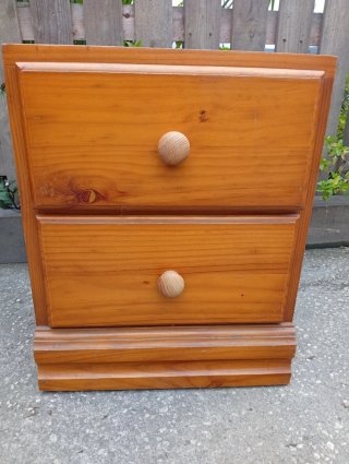 Mesita de noche de madera