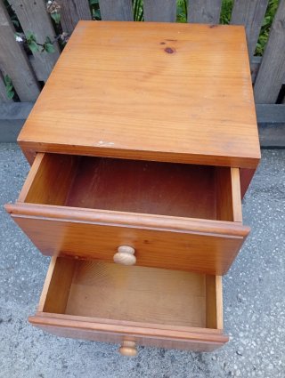 Mesita de noche de madera