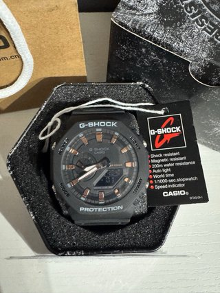 Reloj G-Shock Negro con Oro Rosa.