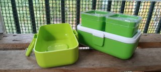 Fiambrera verde con 2 recipientes