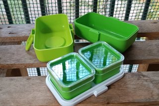 Fiambrera verde con 2 recipientes