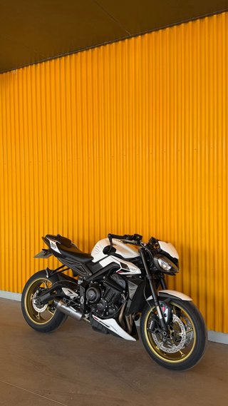 Triumph Street Triple 765R 2023 con garantía