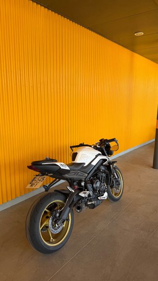 Triumph Street Triple 765R 2023 con garantía