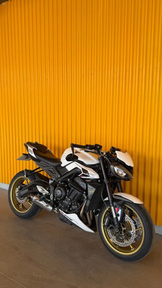 Triumph Street Triple 765R 2023 con garantía
