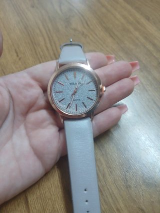 Reloj,pulsera y pendientes dorados con corazones