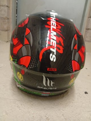 Casco de moto negro con diseño