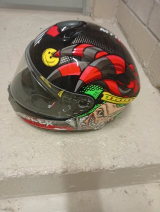 Casco de moto negro con diseño