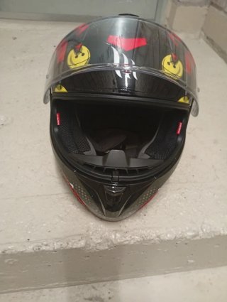 Casco de moto negro con diseño