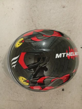 Casco de moto negro con diseño