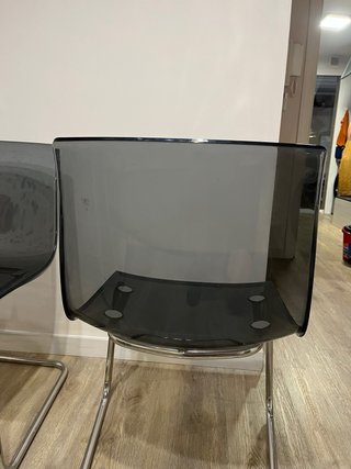 Sillas salón grises transparentes Ikea
