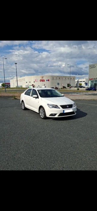 Coche blanco 4 puertas