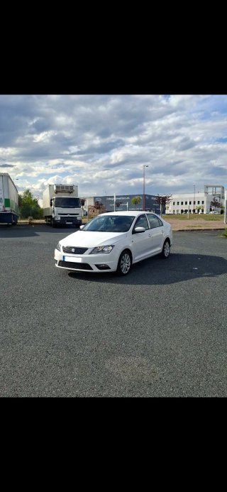 Coche blanco 4 puertas