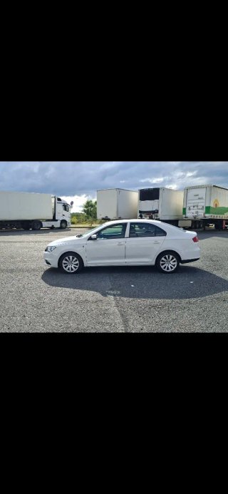 Coche blanco 4 puertas