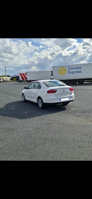Coche blanco 4 puertas