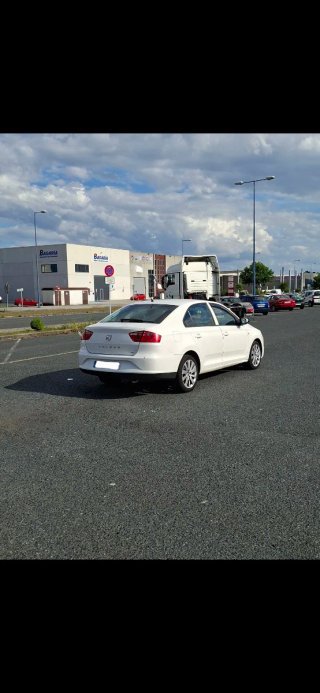Coche blanco 4 puertas