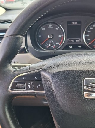 Coche blanco 4 puertas
