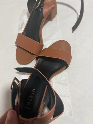 Sandalias tacón marrón