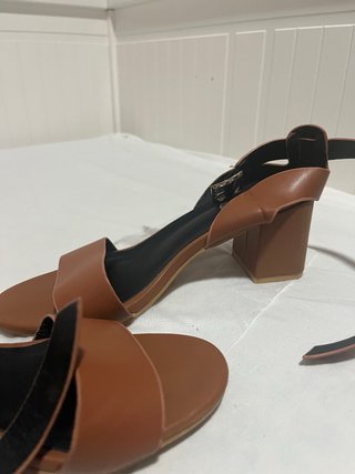 Sandalias tacón marrón