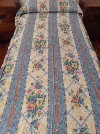 Colcha floral azul y multicolor