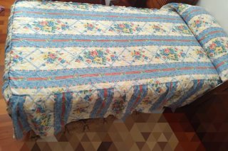 Colcha floral azul y multicolor