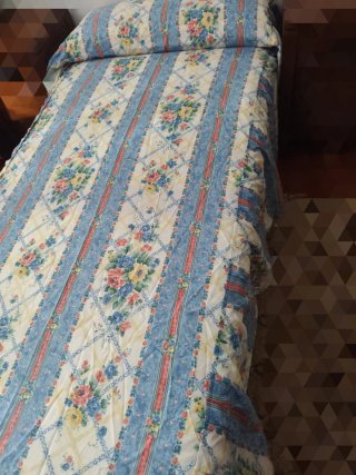 Colcha floral azul y multicolor
