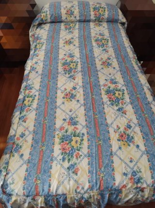 Colcha floral azul y multicolor