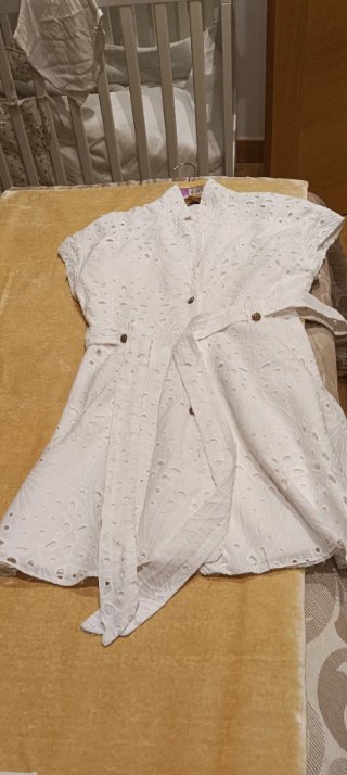 Vestido blanco corto, ideal para verano.