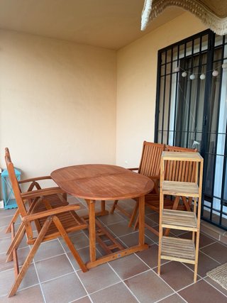 Conjunto terraza mesa, 4 sillas y estantería