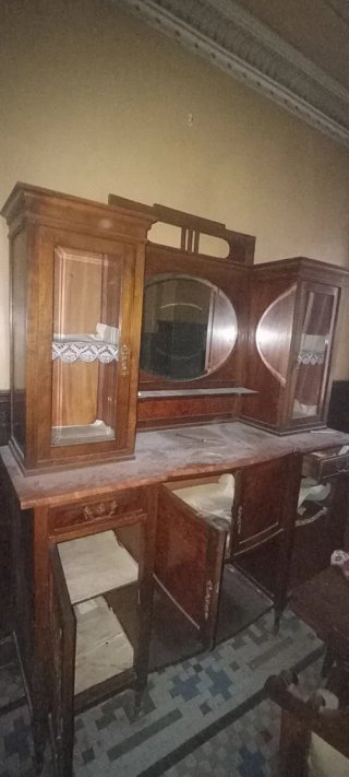 Mueble antiguo de madera con espejo