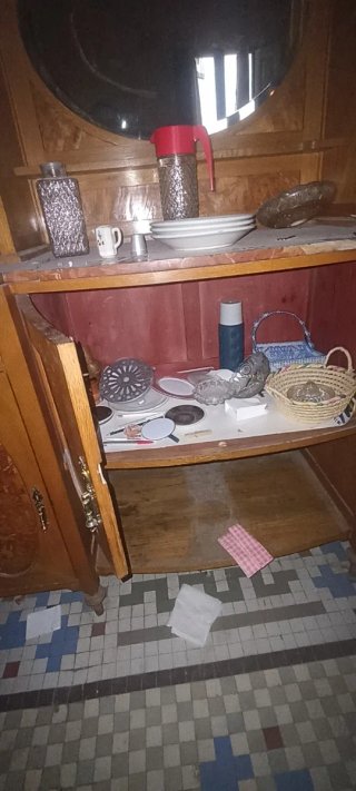 Mueble antiguo de madera con espejo
