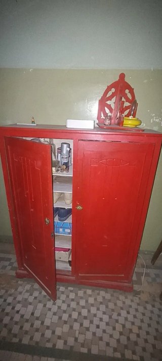 Mueble antiguo de madera con espejo