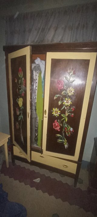 Mueble antiguo de madera con espejo