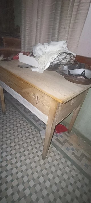 Mueble antiguo de madera con espejo
