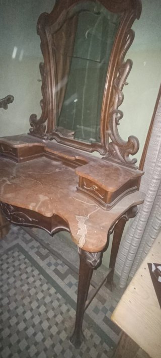 Mueble antiguo de madera con espejo
