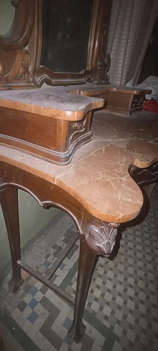 Mueble antiguo de madera con espejo