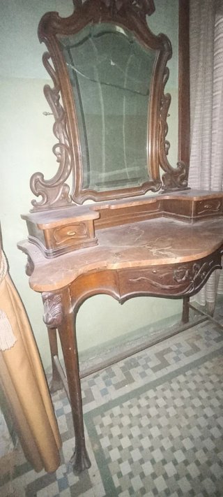 Mueble antiguo de madera con espejo