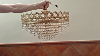 Lámpara de salón dorada con cristales